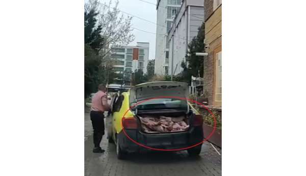 Taksinin bagajında uygunsuz şartlarda et sevkiyatı kameraya yansıdı