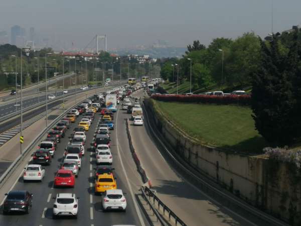Tam kapanmanın ilk gününde 15 Temmuz Şehitler Köprüsünde trafik yoğunluğu