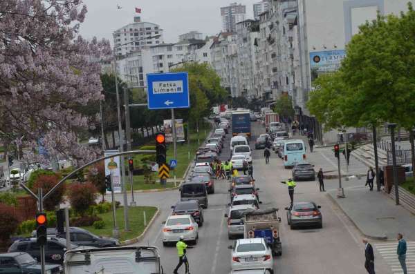 Karadeniz Sahil Yolu'nda trafik yoğunluğu