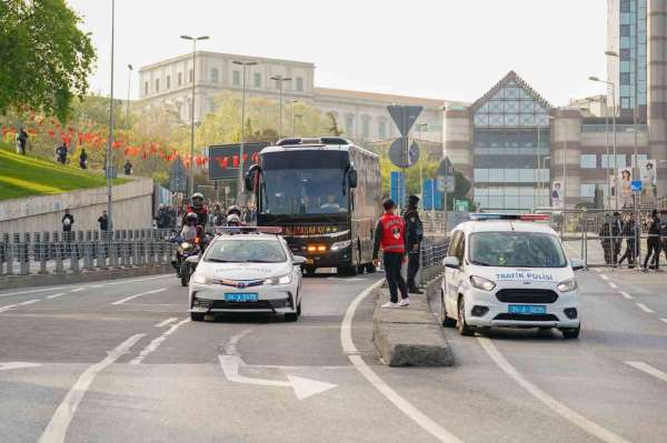Galatasaray derbi için Dolmabahçe'ye ulaştı - İstanbul haber