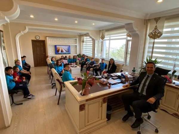 Makam odası sınıf oldu, Kaymakam Gürçam öğrencilerin sorularını yanıtladı - Amasya haber