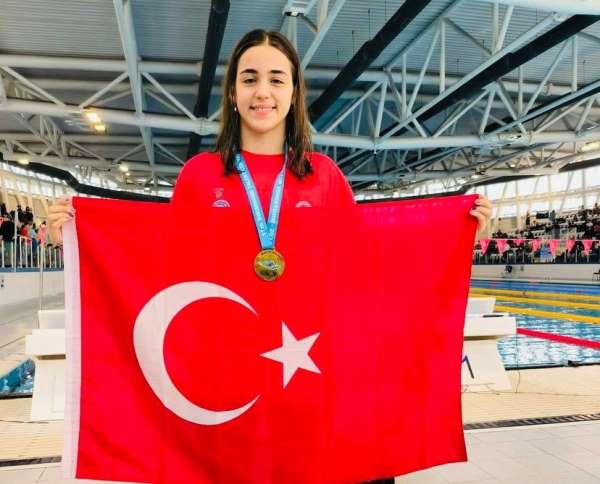 Şampiyon yüzücü, Edirne'ye altın madalyayla döndü