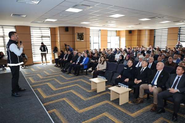 Bafra'da En İyi Narkotik Polisi Anne ve SİBERAY Semineri