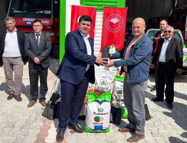 Emet'te çiftçilere yüzde 75 hibeli fasulye ve ayçiçeği tohumu ile meyve fidanı dağıtıldı