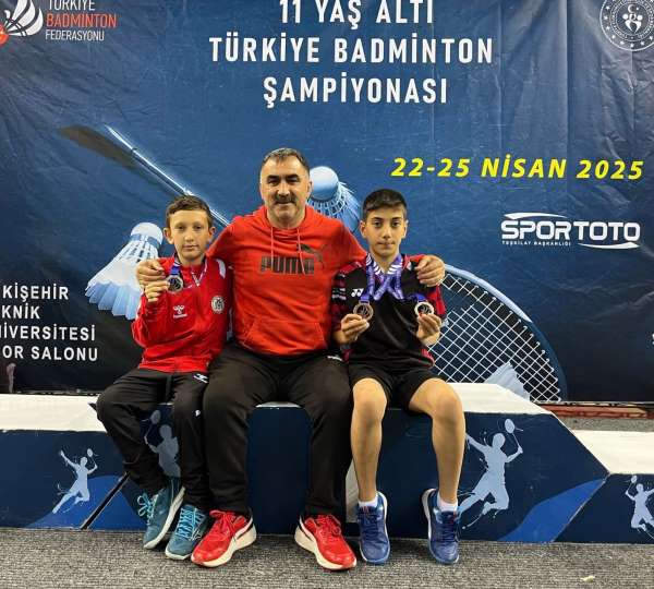 Erzincan'ın minik badmintoncuları 3 madalyanın sahibi