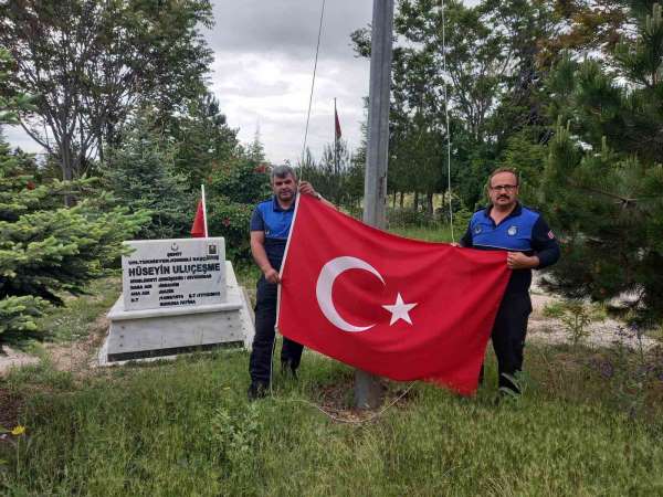 Günyüzü'nde şehit mezarlarının Türk bayrakları zabıtalara emanet