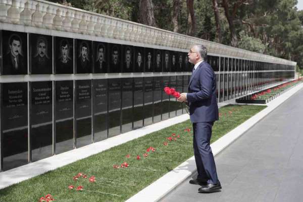 Çalışma ve Sosyal Güvenlik Bakanı Işıkhan, Bakü'de şehitlikleri ziyaret etti