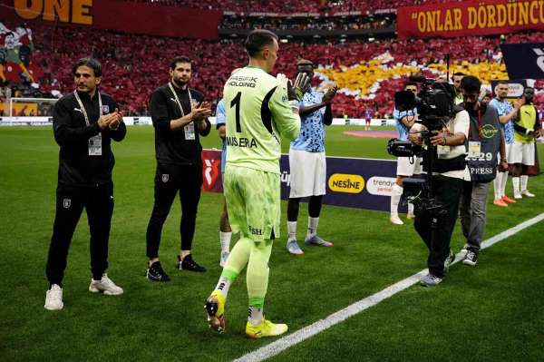 Başakşehir, şampiyon Galatasaray'ı alkışladı
