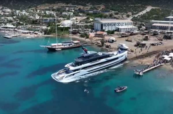 Bodrum'da 1.2 milyarlık süper yat suya indirildi