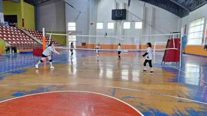 Bulanık'ta voleybol antrenmanları yoğun katılımla devam ediyor