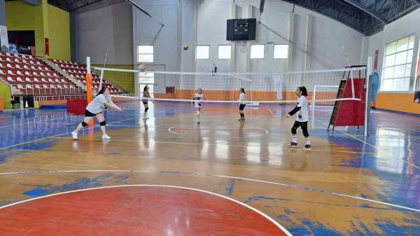 Bulanık'ta voleybol antrenmanları yoğun katılımla devam ediyor