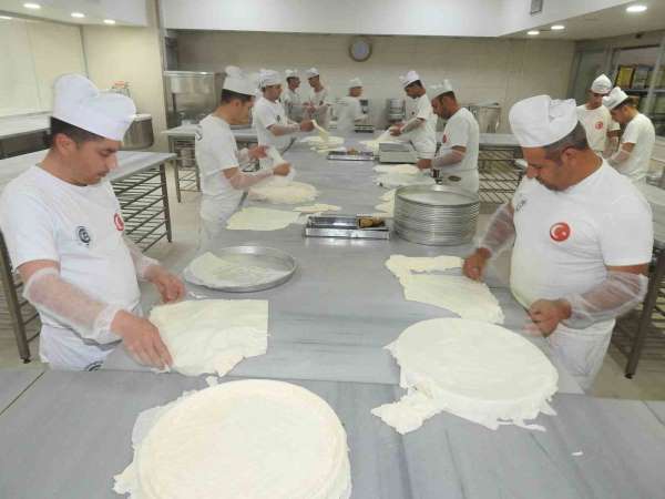 Gaziantep'te baklavacıların yoğun bayram mesaisi başladı
