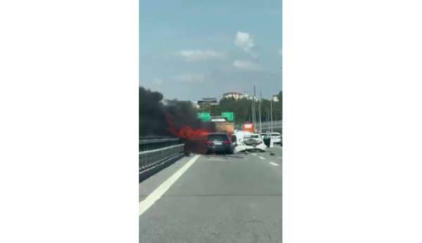 Kuzey Marmara Otoyolu'nda zincirleme kaza sonrası 2 araç yandı