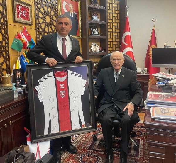 MHP Lideri Bahçeli'ye Samsunspor forması hediye edildi