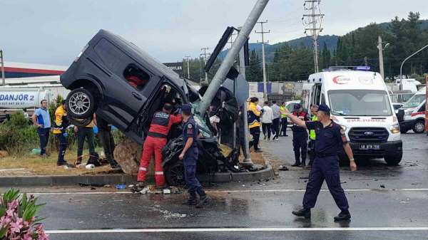 Muğla'da trafik kazası: Araç direğe çarpıp havada asılı kaldı