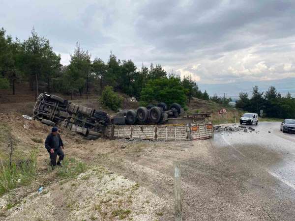 Yağışlı hava kazayı beraberinde getirdi, tuğla yüklü tır şarampole devrildi