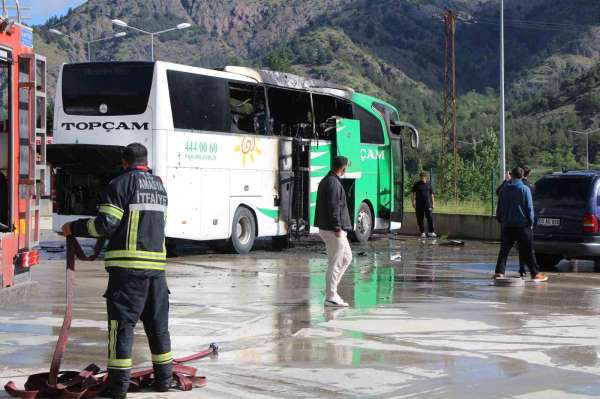 Amasya'da otobüs terminalinde park halindeki yolcu otobüsü yandı