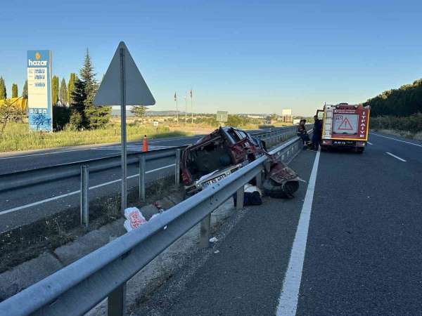 Uşak'ta feci kazada 1 kişi hayatını kaybederken, 2 kişi yaralandı