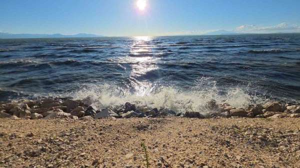 Van'da etkili olan rüzgar Van Gölü'nü coşturdu, dalgalar sahili tokatladı