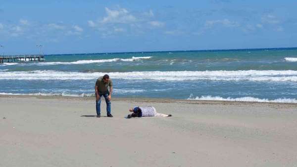 Sahilde uyuyakalan kadın, polisi alarma geçirdi