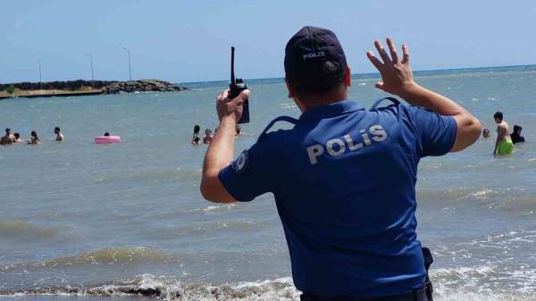 Samsun'da polis boğulmalara karşı sahillerde uyarıda bulunuyor