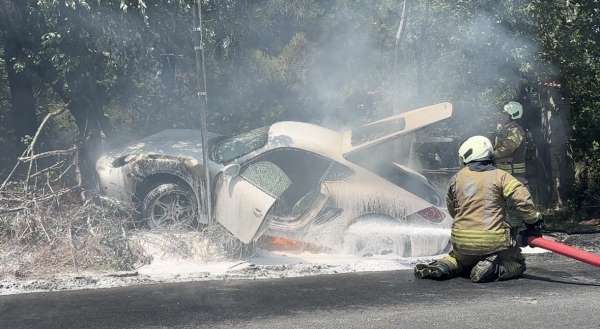 Sarıyer'de kaza yapan lüks otomobil alev aldı, sürücü son anda kurtuldu