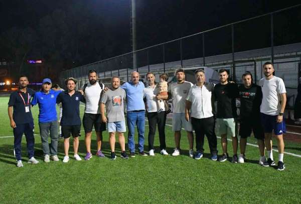 Yunusemre'nin U17'leri İzmir'de şampiyon oldu