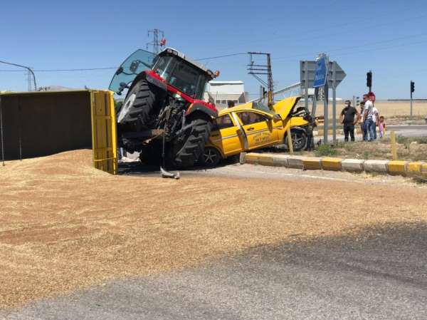 3 kişinin yaralandığı kazada, römorktan dökülen 10 ton buğday karayolunu trafiğe