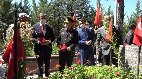 Jandarma Genel Komutanı Orgeneral Çetin, Kırıkkale Şehitliği'ni ziyaret etti 