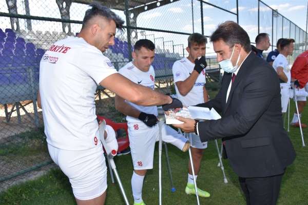 Vali Vekili Kaya'dan Ampute Futbol Milli Takımı oyuncularına lokum ikramı