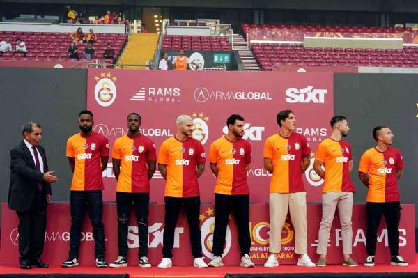 Galatasaray, yeni transferlerine taraftara açık imza töreni düzenledi