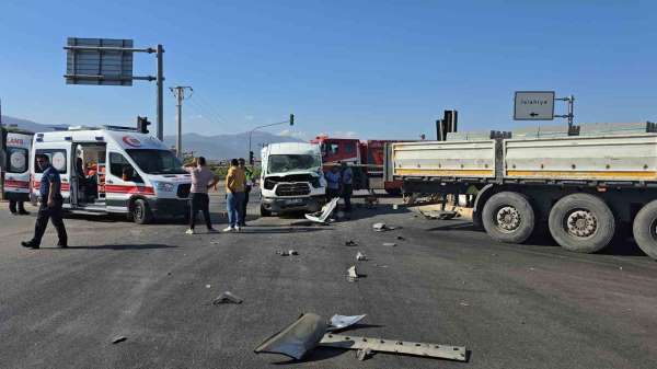 Gaziantep'te 3 aracın karıştığı kazada minibüs şoförü ağır yaralandı