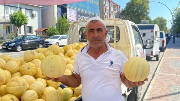 Gönen kavunu tezgahlarda