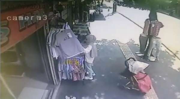 Dikkatsiz annenin unutkanlığı faciayla sonuçlanıyordu: O anlar kamerada