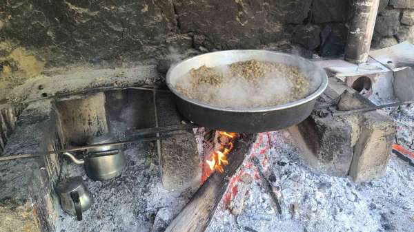 Erzurum Uzundere'de pekmez kazanları kaynıyor