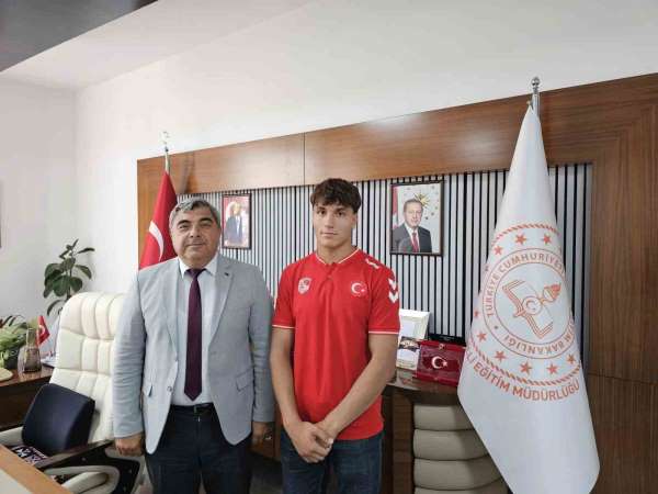 Genç pehlivan başarısını İl Milli Eğitim Müdürüne anlattı