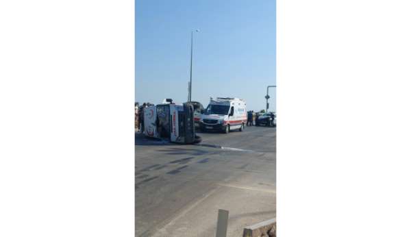 Hasta taşıyan ambulans kaza yaptı, 2 sağlık görevlisi yaralandı