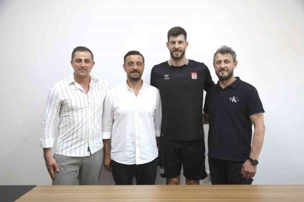 Sivasspor kaleci Göktuğ Bakırbaş'ı kadrosuna kattı