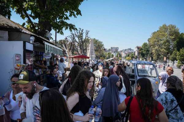 Sultanahmet'te sıcak hava etkisi: Herkesin elinde su şişesi dikkat çekiyor