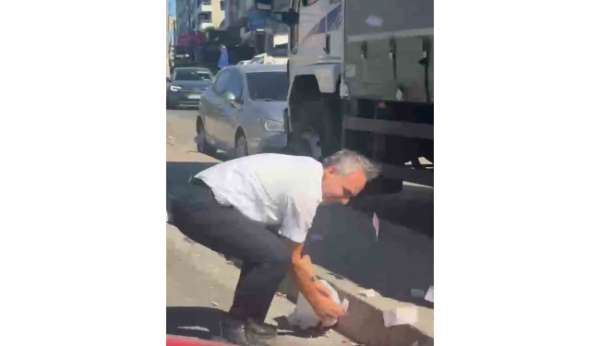 Deste deste paralar yola saçıldı, trafik tamamen durdu