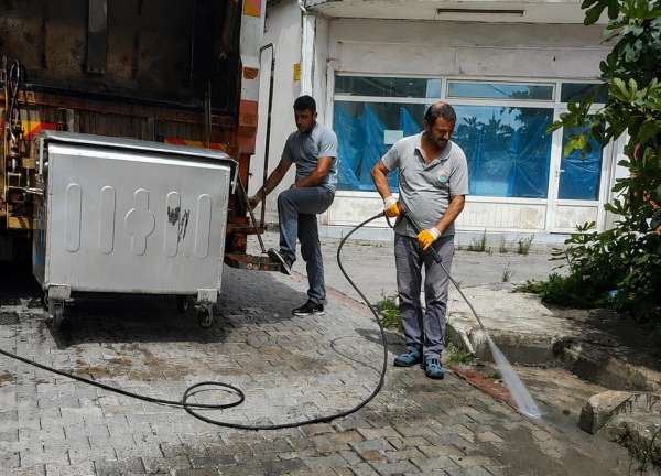 İlkadım'da konteynerlere düzenli temizlik
