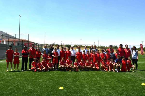 Karaman'ın Kazımkarabekir ilçesinde yaz futbol kursu açıldı