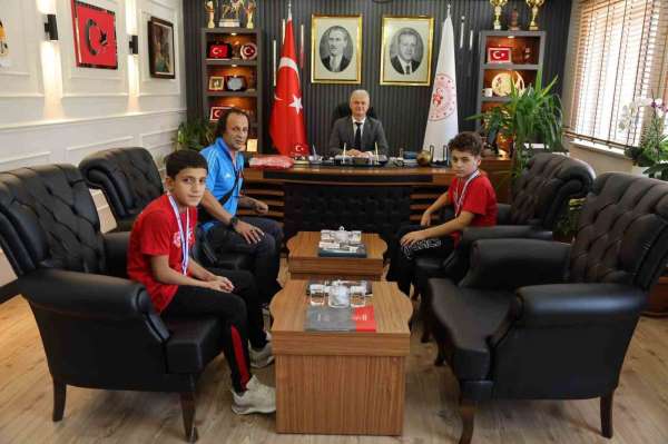 Muş'ta başarılı güreşçiler ödüllendirildi
