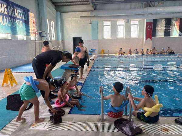 Patnos'ta 'Yüzme Bilmeyen Kalmasın' Projesiyle çocuklar yüzme öğreniyor
