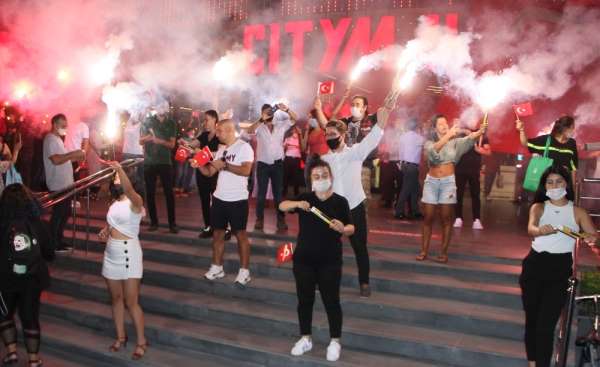 Samsun'da AVM'de coşku dolu Zafer Bayramı kutlaması 