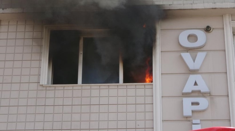 Bafra'da ofis yangını korkuttu