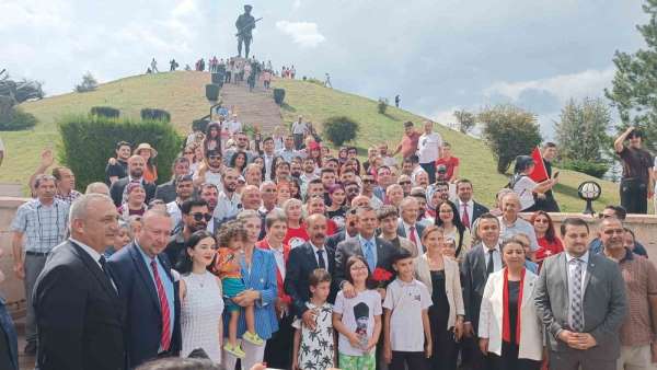 CHP Genel Başkanı Özgür Özel, Dumlupınar Şehitliği'ni ziyaret etti