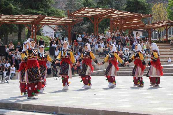 Amasya'da 30 Ağustos kutlamalarında ses sistemi krizi: Gösterileri yarım kalan kızları halk teselli etti