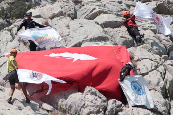 Antalya'da dağcılar Zafer Bayramı'na özel Türk bayrağı açtı
