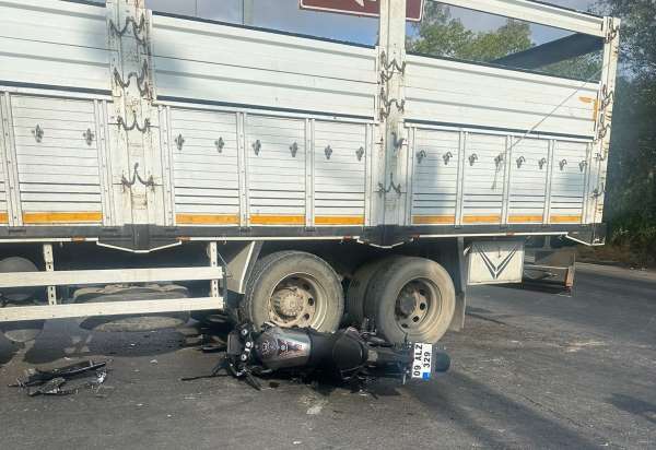 İzmir'de motosiklet sürücüsü genç, kaza kurbanı